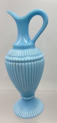 Auktion 360<br>hoher Weinkrug, blaues geriffeltes Pressglasm H-31 cm [1]