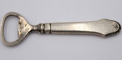 Auktion 360<br>Flaschenöffner, Silbergriff, Dänemark 1937, L-12,5cm, Ziermonogramm, Gebrauchsspuren [1]
