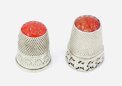 Auktion 360<br>Zwei Fingerhüte mit roten Steinen [1]