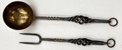Auktion 360<br>2x Herdbesteck, Messinghkelle und Fleischgabel, Stiel Eisen handgeschmiedet, L-max  cm [1]