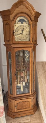 Auktion 360<br>gr. Standuhr, Mondphase, Westminsterschlag, Eichegehäuse, beleuchtbar, beschliffene Glasscheiben, anbei Beschreibung und Rechnung (5500 DM, 1991) [1]