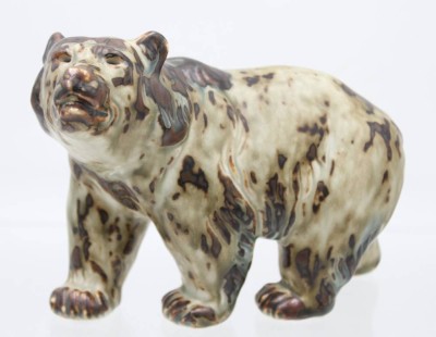 Auktion 360<br>schreitender Bär, Royal Copenhagen, Entw. KNUD KYHN, Modellnr. 20155, H-14cm L-18cm. [1]