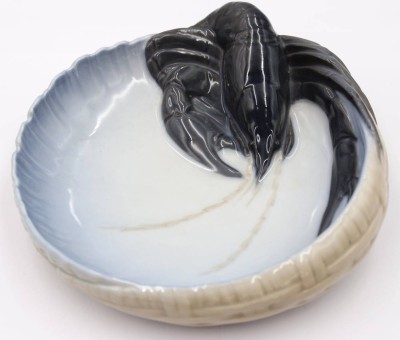 Auktion 360<br>Schale mit plastischem Hummer, Royal Copenhagen, polychrome Unterglasurmalerei, Entw. Erik Nielsen, Modellnr. 3277, D-16cm [1]