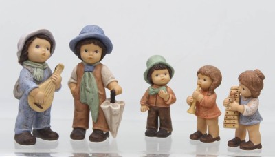 Auktion 360<br>5x div. Figuren, Nina & Marco, Goebel, Entw. Limpke, ca. H-14 bis 9,5cm [1]