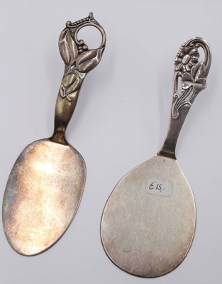 Auktion 360<br>2x kl. Heber, florale Muster, versilbert, ca. L-15,5cm [1]