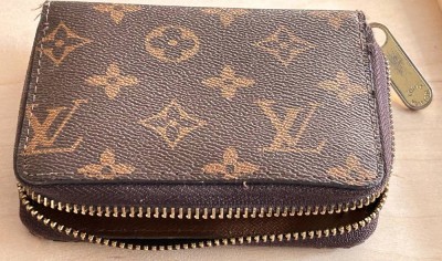 Auktion 360<br>Louis Vuitton Portefeuille Braun Zippo Coin Geldtasche, Alters-und Gebrauchsspuren, innen Lederkante tw.  abgenutzt, ca. 12,5x9 cm [1]