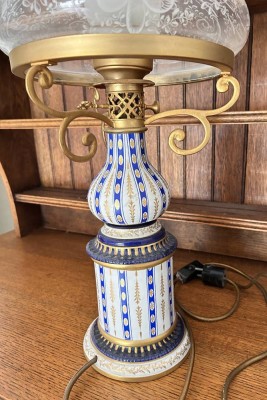Auktion 360<br>Tischlampe in Form einer Petroleumlampe 