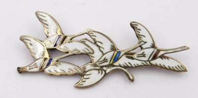 Auktion 360<br>Brosche mit fünf fliegenden Schwänen, Erik Magnussen, 925 Sterling mit farbiger Emaille, 10,7gr., L-6cm [1]