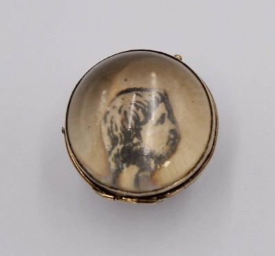 Auktion 360<br>antikes Kugelmedaillion, Glas, Goldmontur (geprüft), ca. D-1,9cm [1]