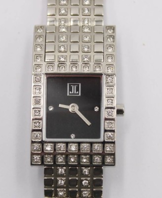 Auktion 360<br>Damen-Armbanduhr, Metall besetzt mit klaren Steinen, Quarzwerk nicht geprüft, ca, 3,5 x 2cm [1]