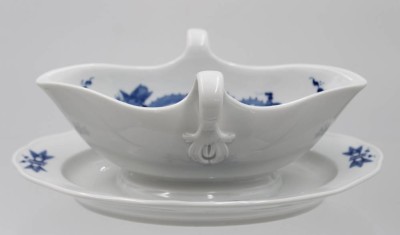 Auktion 360<br>Sauciere, Meißen Schwertermarke, blauer Drache, je 4 Schleifstriche, H-10cm L-24cm [1]