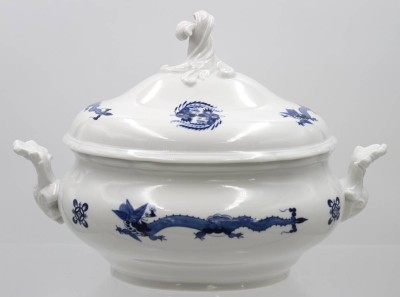 Auktion 360<br>gr. Deckelterrine, Meißen Schwertermarke, blauer Drache, je 4 Schleifstriche, H-25cm B-35cm [1]