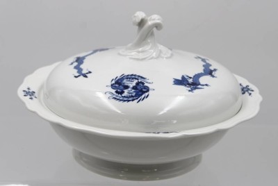 Auktion 360<br>runde Deckelterrine, Meißen Schwertermarke, blauer Drache, je 4 Schleifstriche, H-15cm D-27cm [1]