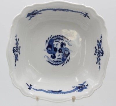Auktion 360<br>Gemüseschale, Meißen Schwertermarke, blauer Drache, je 4 Schleifstriche, H-7cm B-23cm [1]