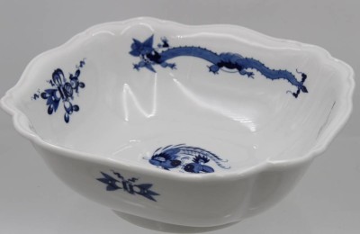 Auktion 360<br>gr. Gemüseschale, Meißen Schwertermarke, blauer Drache, je 4 Schleifstriche, Stand mit Altriss/Brandfehler ?, H-10cm B-27cm [1]