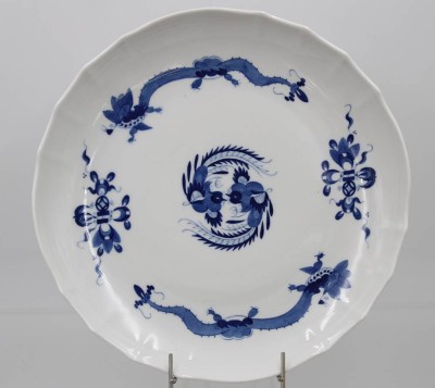 Auktion 360<br>runde Platte, Meißen Schwertermarke, blauer Drache, je 4 Schleifstriche, H-4cm D-28cm [1]