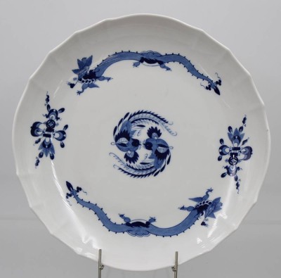 Auktion 360<br>runde Platte, Meißen Schwertermarke, blauer Drache, je 4 Schleifstriche, H-4cm D-27cm [1]