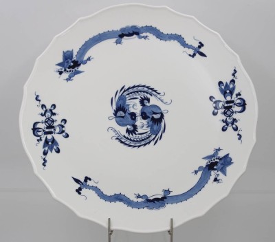 Auktion 360<br>flache Platte,, Meißen Schwertermarke, blauer Drache, je 4 Schleifstriche, D-32cm [1]
