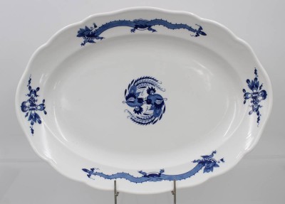 Auktion 360<br>ovale Platte, Meißen Schwertermarke, blauer Drache, je 4 Schleifstriche, ca. 36 x 27cm [1]