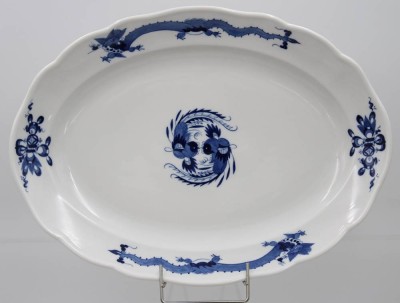 Auktion 360<br>ovale Platte, Meißen Schwertermarke, blauer Drache, je 4 Schleifstriche, 36 x 27cm [1]