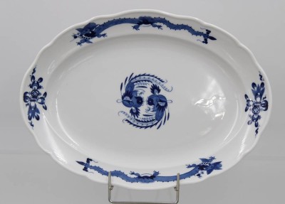 Auktion 360<br>kl. ovale Platte, Meißen Schwertermarke, blauer Drache, je 4 Schleifstriche, 30 x 22cm [1]