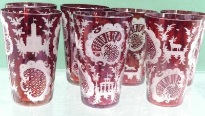 Auktion 360<br>7x kleine Rubinglas-Becher mit Barockschliff, H-9,5 cm [1]