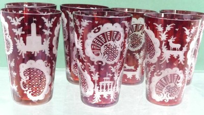 Auktion 360<br>7x kleine Rubinglas-Becher mit Barockschliff, H-9,5 cm [1]