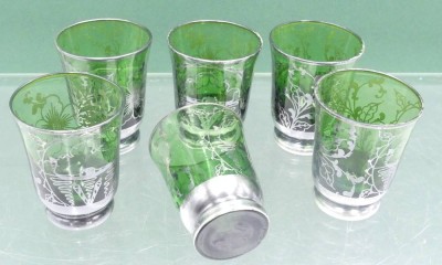Auktion 360<br>6x kl. Vodka-Becher mit Silber Overlay?,  tw. berieben, H.5,5  cm [1]