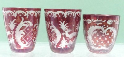 Auktion 360<br>3x kl. Rubinglas Becher mit Barockschliff, H-max 6cm [1]