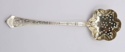 Auktion 360<br>Streulöffel, Dänemark, versilbert, datiert 1851, ca. L-16cm [1]