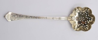 Auktion 360<br>Streulöffel, Dänemark, versilbert, datiert 1851, ca. L-16cm [1]