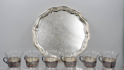 Auktion 360<br>6x Teeglashalter mit Einsaätzen auf Tablett, Friesenmuster, 90er Auflage, Tassen ca. H-7cm, Tablett D-31,5cm [1]