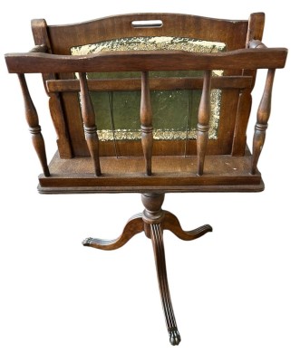 Auktion 360<br>drehbarer engl. Zeitungsständer, H-70 cm, aufklappbares Mittelstück [1]