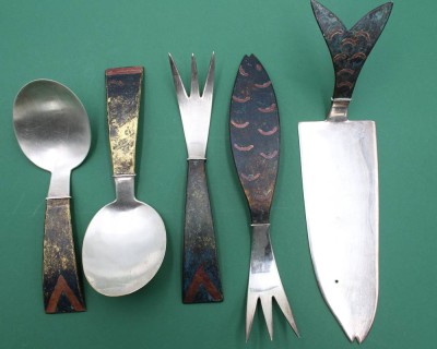 Auktion 360<br>5x gr. Besteckteile, Emaille, 60/70er Jahre, Artvark gemarkt, Norwegen, Fischheber L-27cm [1]