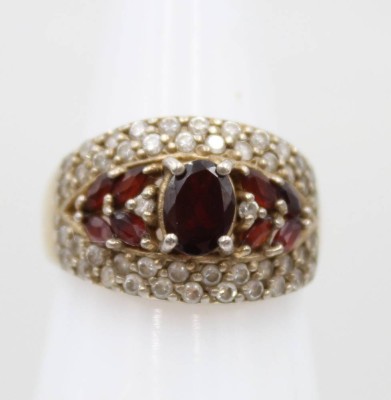 Auktion 360<br>9256er Silber-Ring mit Granat und klaren Steinen, zus. ca. 5,9gr., RG 58 [1]
