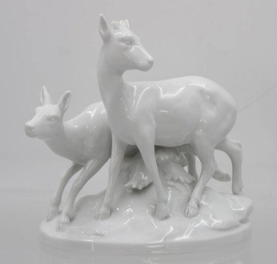 Auktion 360<br>Figurengruppe, Rehe, Neu-Tettau, Weißporzellan, Nr. 12662 ca. H-.16cm B-16cm [1]