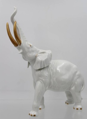 Auktion 360<br>Elefant mit erhobenem Rüssel, Wagner & Apel, Lippelsdorf, Thüringen, 20. Jhd., weiß mit Goldstaffage, H-30,3cm [1]