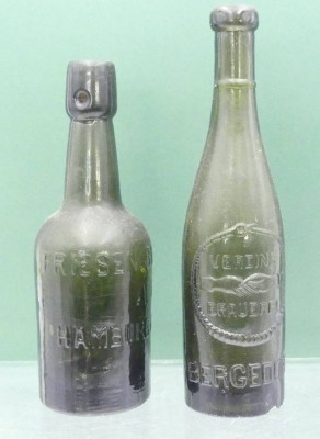 Auktion 360<br>2x alte Bierflaschen um 1910, H-max. 25 cm. Altersspuren, 1x Stand bestossen [1]