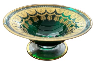 Auktion 360<br>kl. grünes Gewürzschälchen auf Stand, Goldstaffage, am Rand kl. Farbabplatzer, H-3,3 cm, D-8 cm [1]