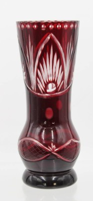 Auktion 360<br>Vase, rot überfangen, beschliffen, wohl Böhmen, H-20cm [1]
