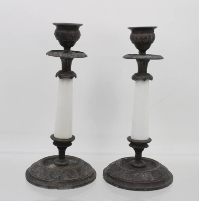 Auktion 360<br>Paar Leuchter, 19. Jhd., Mittelstück Porzellan, Altersspuren, 1x Stand gerissen, ca. H-20,5cm [1]