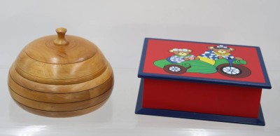 Auktion 360<br>runde Dose und kl. Kasten mit Kindermotiv, Kasten H-6,8cm B-19,5cm, Dose H-11cm D-17cm [1]
