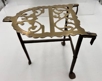 Auktion 360<br>barocker Bügeleisenständer, Plattee Messing geschnitten, Schmiedeeisen-Beine, H-21 cm,  ca. 23x17 cm [1]