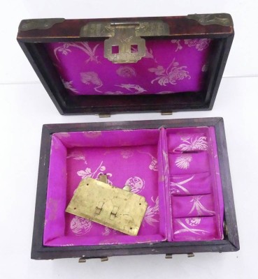 Auktion 360<br>Schmuckkästchen aus Rosenholz, Messingbeschläge, ovales Jade Medaillon, China, H-7,5 cm, 17x12 cm, Scharniere und Schloss-Teil lose, [1]