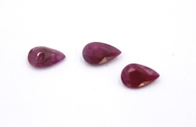 Auktion 360<br>3x kl. behandelte Mosambik-Rubine, zus. ca. 1,16ct [1]