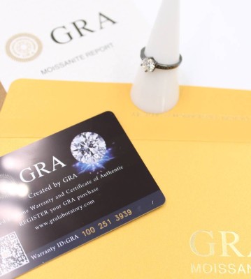Auktion 360<br>925er Silber-Ring mit einem 1ct Moissanite, Steinzertifikat anbei, 1,6gr., RG 56 [1]