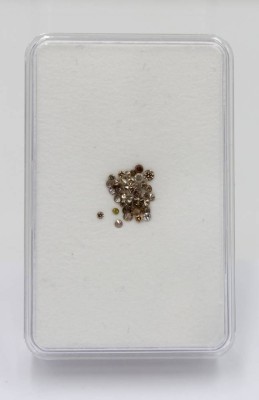 Auktion 360<br>Konvolut sehr kl. bräunlicher Diamanten, zus. ca. 0,54ct [1]