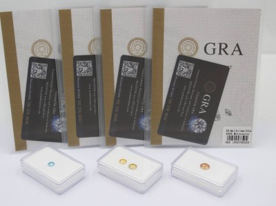 Auktion 360<br>4x div. farbige Moissanite, zus. 7 ct, je mit Steinzertifikat [1]