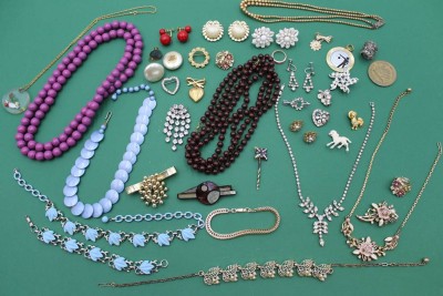 Auktion 360<br>Konvolut div. Modeschmuck, Ketten, Anhänger etc. , teilw. Vintage [1]