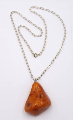 Auktion 360<br>gr. Bernsteinanhänger, an Silberkette, zus. 33,9gr., ca. L-62cm u. Anh. L-5cm [1]